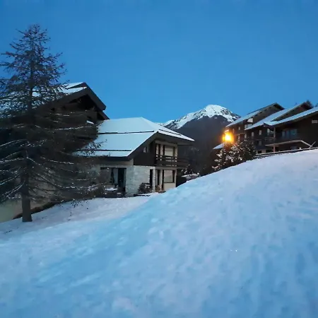 Confortable Face A La Montagne Apartment